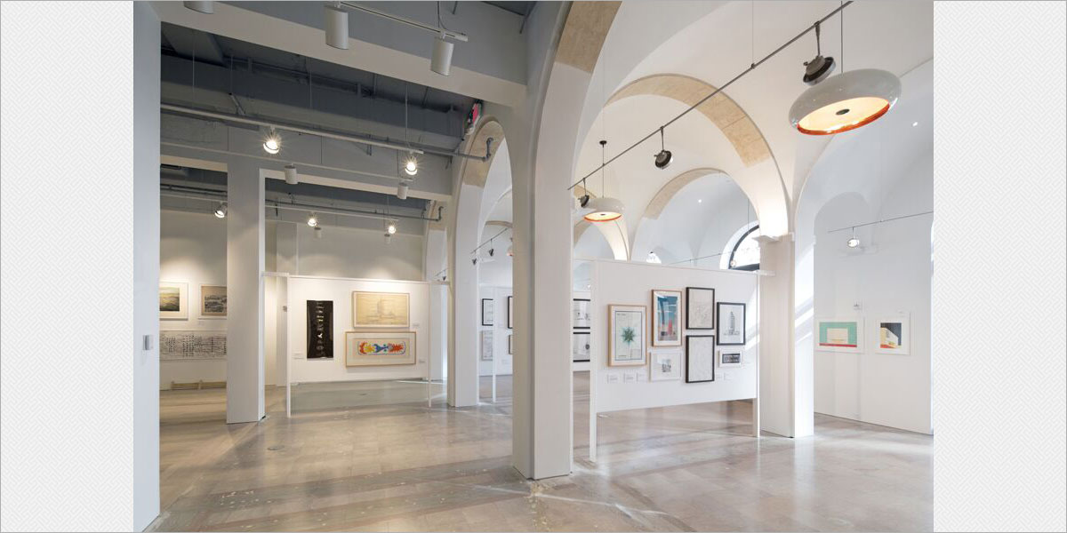 Gallery space featuring Viso Capella decorative pendants, Solavanti Kera indirect sconces in the arches, and Lithonia Flatback and SHDE track heads with LED lamps.